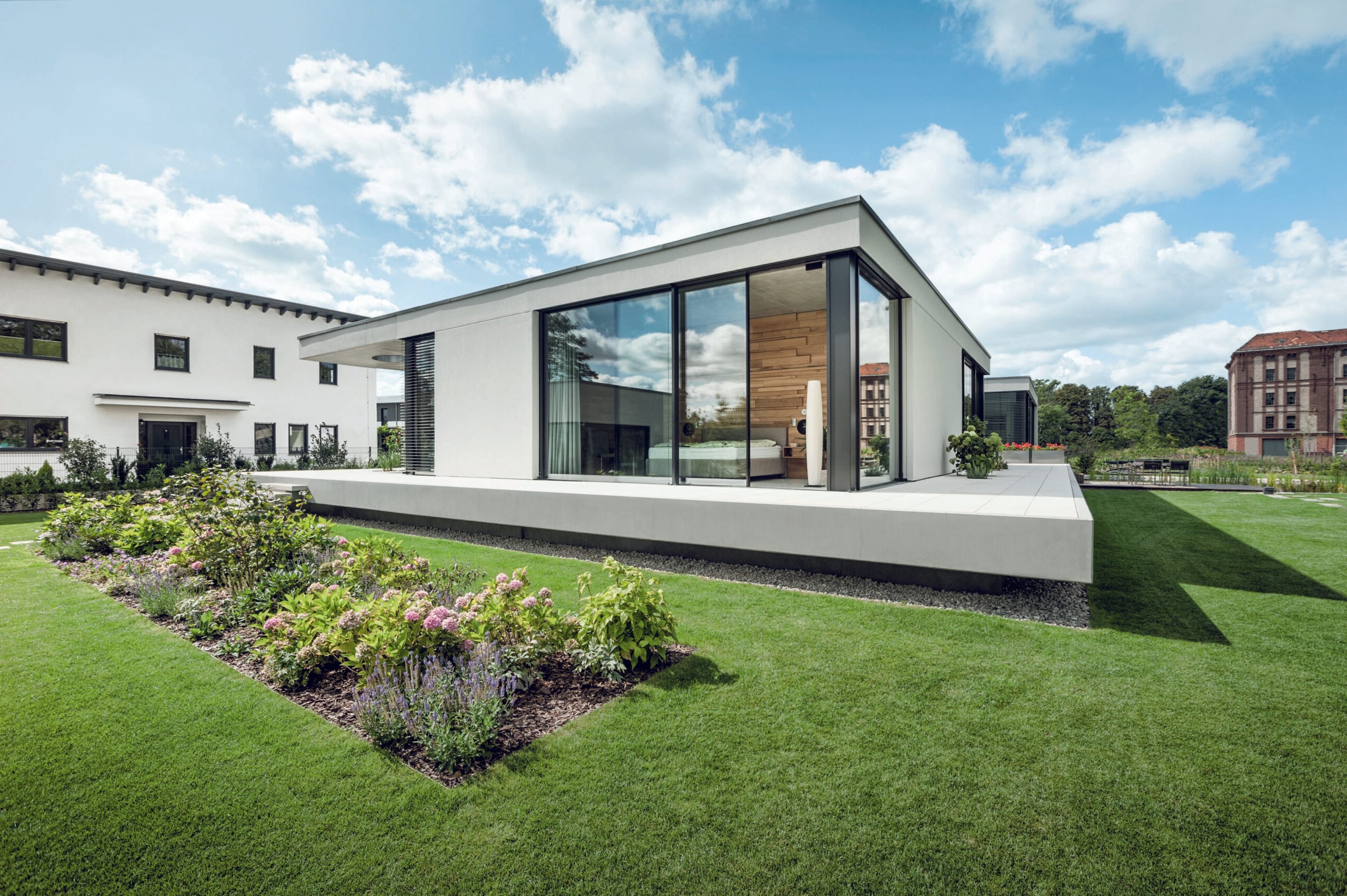 Bungalow met vijver met aluminium kozijnen en glazen schuifwanden van MB Alu-Max Bungalow met vijver met aluminium kozijnen en glazen schuifwanden van MB Alu-Max