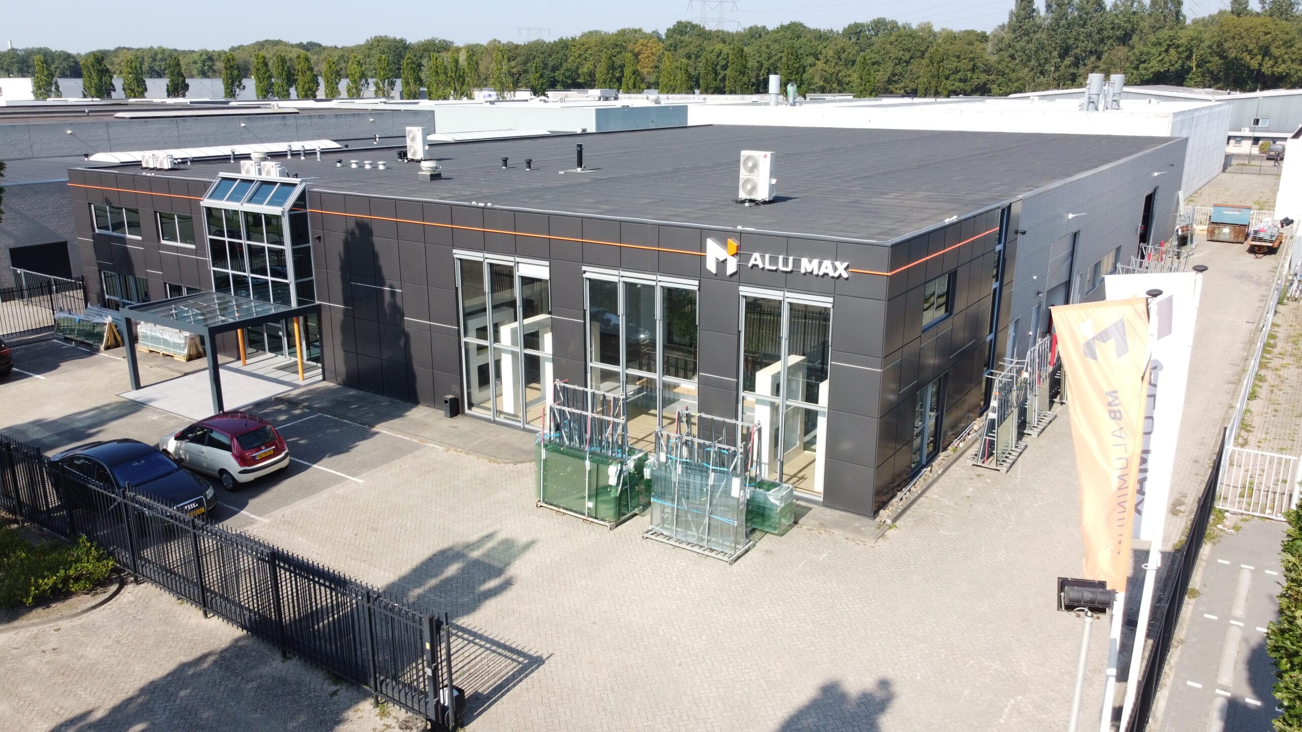 Showroom en productiehal Alu-Max met eigen productie van aluminium deuren, ramen en kozijnen Showroom en productiehal Alu-Max met eigen productie van aluminium deuren, ramen en kozijnen