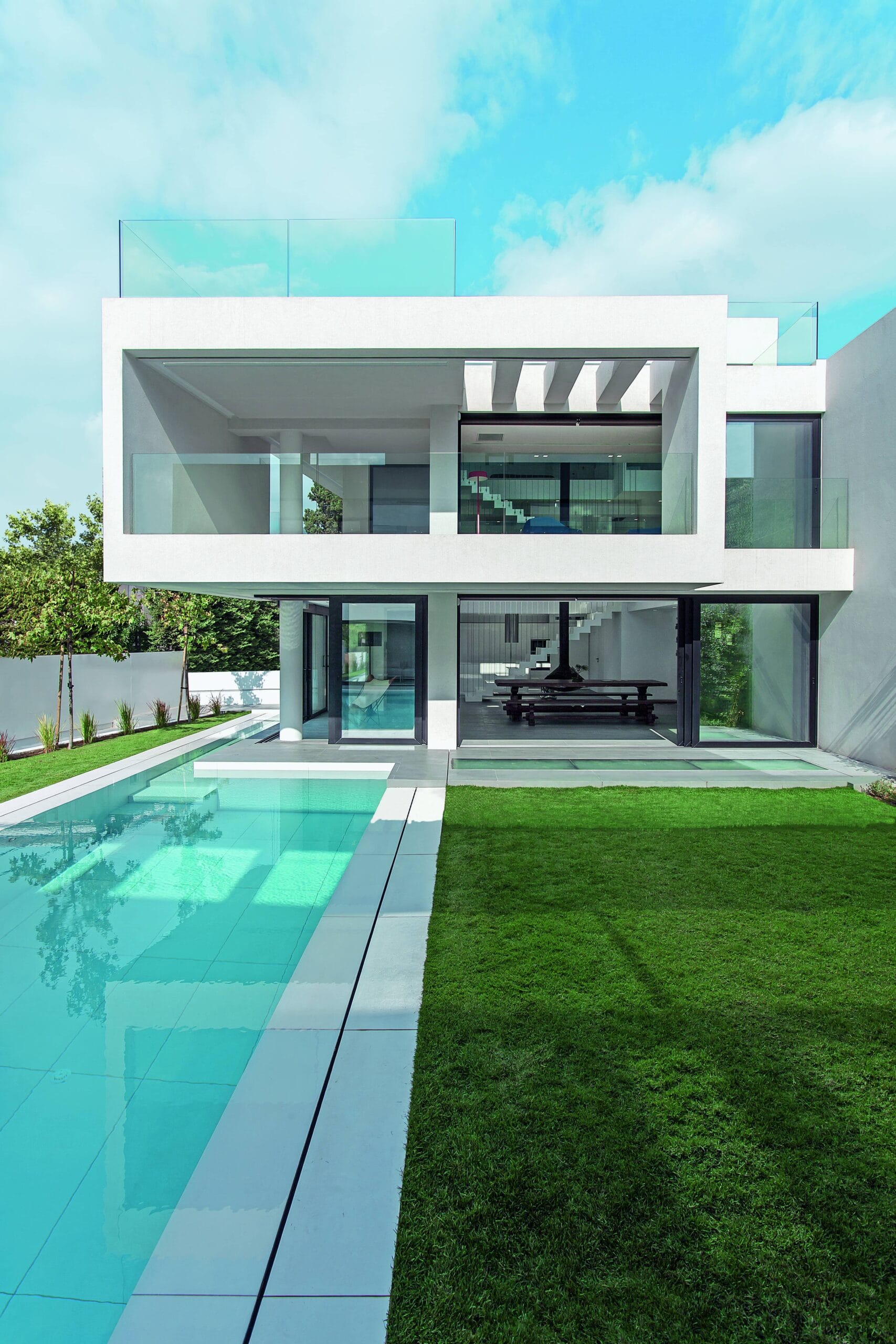 Villa met zwembad met aluminium kozijnen en glazen schuifwanden van MB Alu-Max Villa met zwembad met aluminium kozijnen en glazen schuifwanden van MB Alu-Max