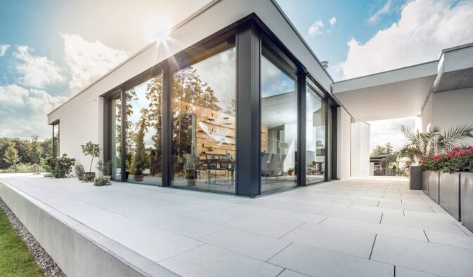 Bungalow met vijver met aluminium kozijnen en glazen schuifwanden van MB Alu-Max Bungalow met vijver met aluminium kozijnen en glazen schuifwanden van MB Alu-Max