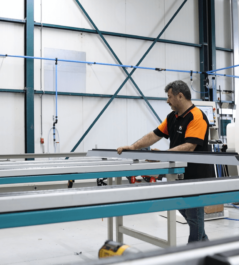 De productie van spie kozijnen in de productiehal van Alu-Max De productie van spie kozijnen in de productiehal van Alu-Max