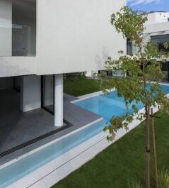Villa met zwembad met aluminium kozijnen en glazen schuifwanden van MB Alu-Max Villa met zwembad met aluminium kozijnen en glazen schuifwanden van MB Alu-Max