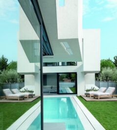 Villa met zwembad met aluminium kozijnen en glazen schuifwanden van MB Alu-Max Villa met zwembad met aluminium kozijnen en glazen schuifwanden van MB Alu-Max
