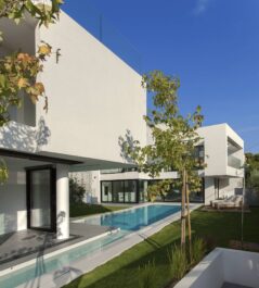 Villa met zwembad met aluminium kozijnen en glazen schuifwanden van MB Alu-Max Villa met zwembad met aluminium kozijnen en glazen schuifwanden van MB Alu-Max